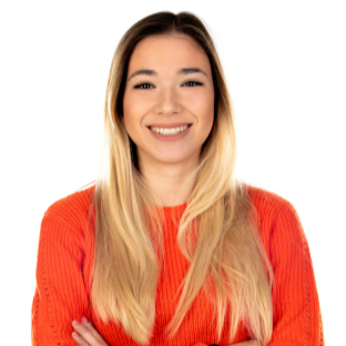 Mulher de cabelo liso solto e loiro sorrindo com uma blusa laranja